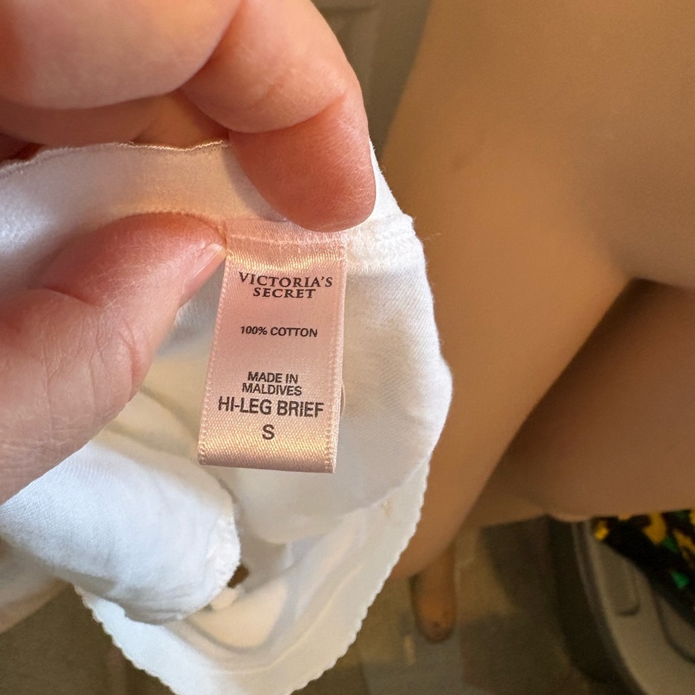 Victoria’s Secret panty white
Size Small NWT - Picture 2 of 8